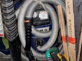 un tuyau raccordé à une canalisation dans une pièce