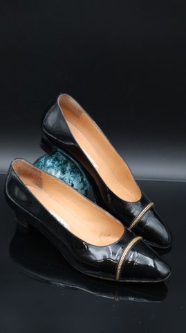 CELINE – Paire de chaussures à petit talon en cuir verni noir, ch...