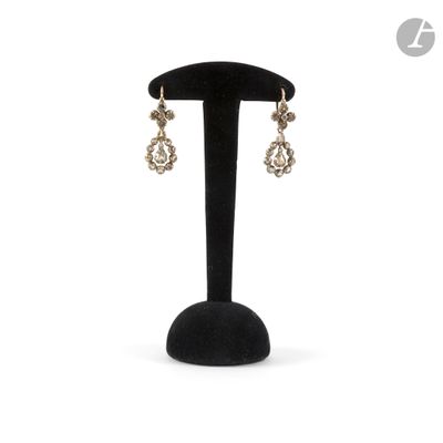 gros plan d'une paire de boucles d'oreilles sur un support