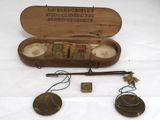 une boîte en bois contenant divers objets