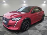 une voiture rouge garée dans un garage au sol en damier