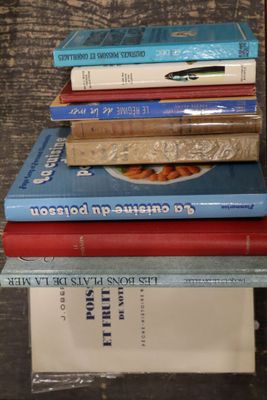plusieurs livres sont empilés sur une table