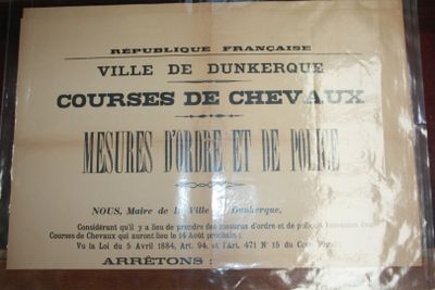 une affiche accrochée au mur sur laquelle on peut lire « cours de CEV UX »