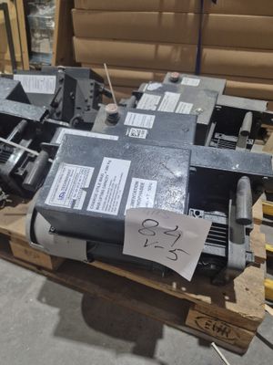 une machine posée sur une palette dans un entrepôt