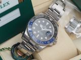 une montre Rolex dans un coffret sur lequel est représentée une montre