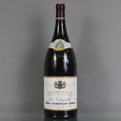 une bouteille de vin posée sur une table en verre