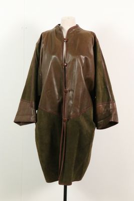 un manteau en cuir marron posé sur un mannequin, sur fond blanc