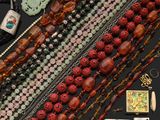 de nombreuses perles et colliers de toutes sortes disposés sur une table