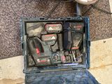 une boîte à outils contenant des outils, posée sur le sol
