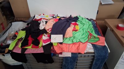 Lot de 66 vêtements et articles divers pour enfants, différe…