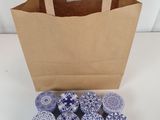 un sac en papier brun contenant des cupcakes bleus et blancs