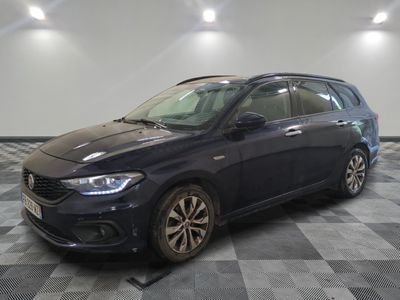 la photo d'une voiture bleue garée dans un garage