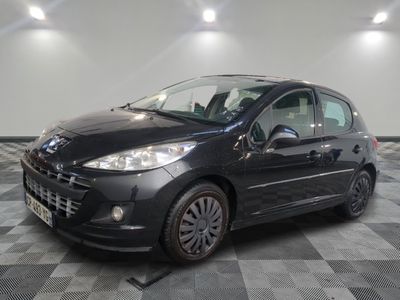 la photo d'une voiture noire garée dans un garage