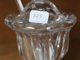 un petit bocal en verre avec une cuillère et un autocollant dessus