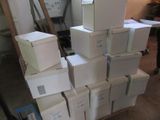 de nombreuses boîtes empilées dans une pièce