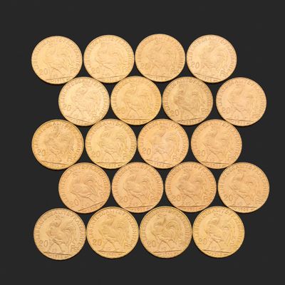 quelques pièces d'or sont disposées en carré sur un fond noir