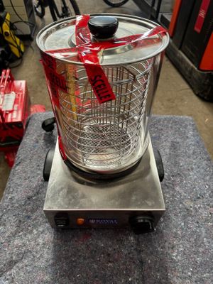 un mixeur posé sur une table dans un magasin