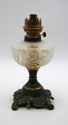 un vase blanc et doré orné d'un dragon doré