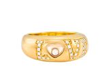 un gros plan d'une bague en or ornée d'un cœur et de diamants