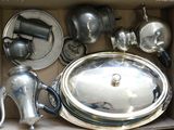 une boîte remplie de casseroles et de poêles en argent