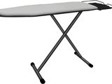 une table à repasser recouverte d'une housse blanche
