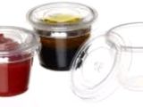 trois tasses contenant des liquides de couleurs différentes, placées les unes à côté des autres