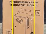 une image représentant une boîte en carton avec, à l'intérieur, l'illustration d'une machine