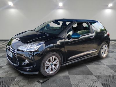 la citrole noire est garée sur un carrelage en damier