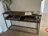 une table en bois sur laquelle sont posés deux coussins