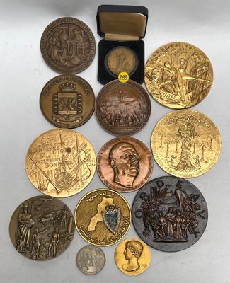 Réunion de douze médailles en bronze ou métal dont Royaume d…