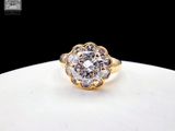 une photo d'une bague en diamant posée sur une assiette blanche
