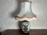 une lampe posée sur une table et munie d'un abat-jour