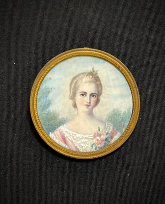 portrait d'une femme en robe rose avec un ruban