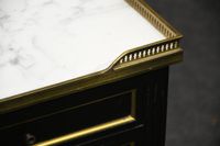 Paire de tables de nuit en bois laqué noir ouvrant par deux … (photo 4)