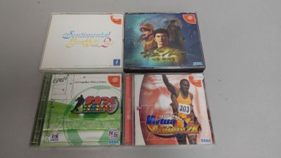 Plusieurs jeux vidéo sont empilés les uns sur les autres sur une table