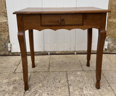 Petite table à écrire en noyer blond, la ceinture festonnée,…