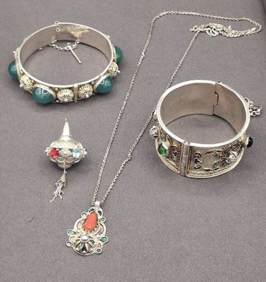 trois bijoux posés sur une table