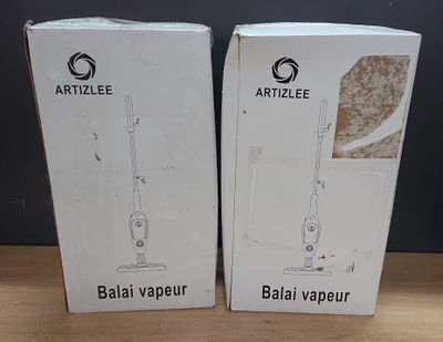 Deux boîtes du même produit sont posées sur une table