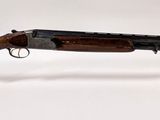 un vieux fusil de chasse au canon en bois, posé sur un socle transparent