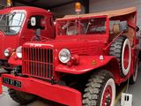 un gros camion rouge garé dans un garage