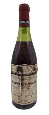 une bouteille de vin posée sur une table