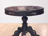 une image représentant une petite table avec un plateau en bois posée sur un parquet