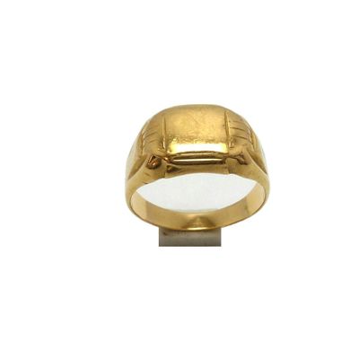 gros plan d'une bague en or sur fond blanc