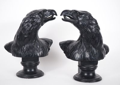 Paire de sujets en platre laqué noir sur piédouche "tête d'a…