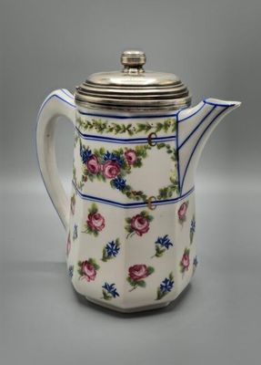 une image représentant une cafetière décorée de fleurs