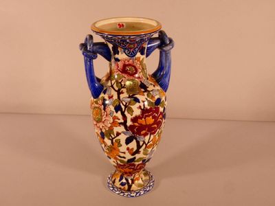 un vase avec un motif floral posé sur une table