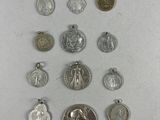 plusieurs types différents de pièces d'argent et d'or sur un fond blanc