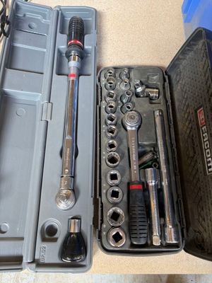 une trousse à outils posée sur une table
