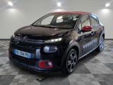 la citrole noire est garée sur un carrelage en damier