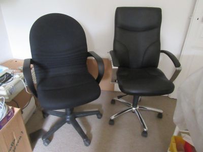 deux chaises de bureau noires placées l'une à côté de l'autre dans une pièce